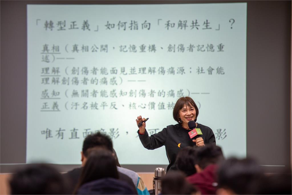 快新聞/綠新北黨部辦青年營隊 蘇巧慧談藍白惡刪總預算:讓全民憤怒