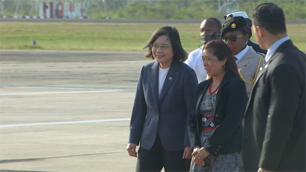 快新聞／蔡英文飛抵貝里斯！　貝國停機坪出動高規格軍禮、唱國歌迎接