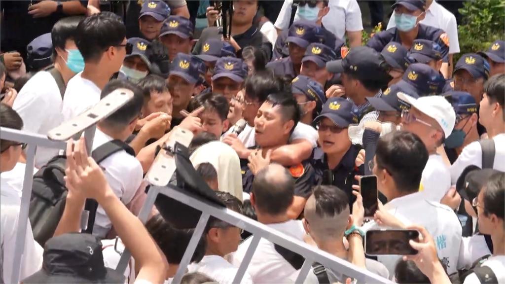 民眾黨走讀"出現五星旗: 黃國昌被問嗆記者"你夠了嗎"