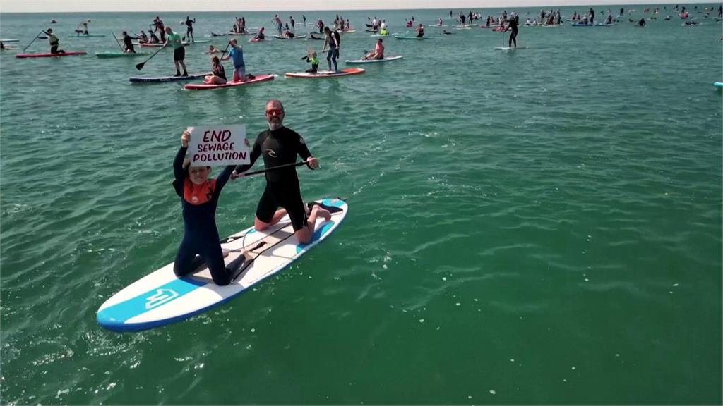 英國布萊頓海灘百人立槳衝浪　訴求重視企業污水排放