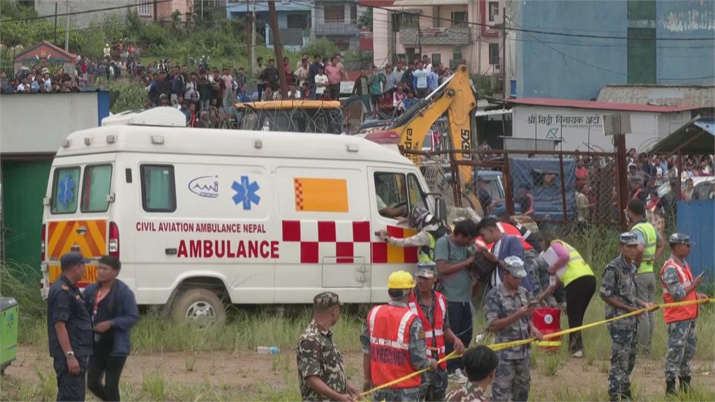 尼泊爾驚傳飛機衝出跑道　至少18死、僅機師1人生還