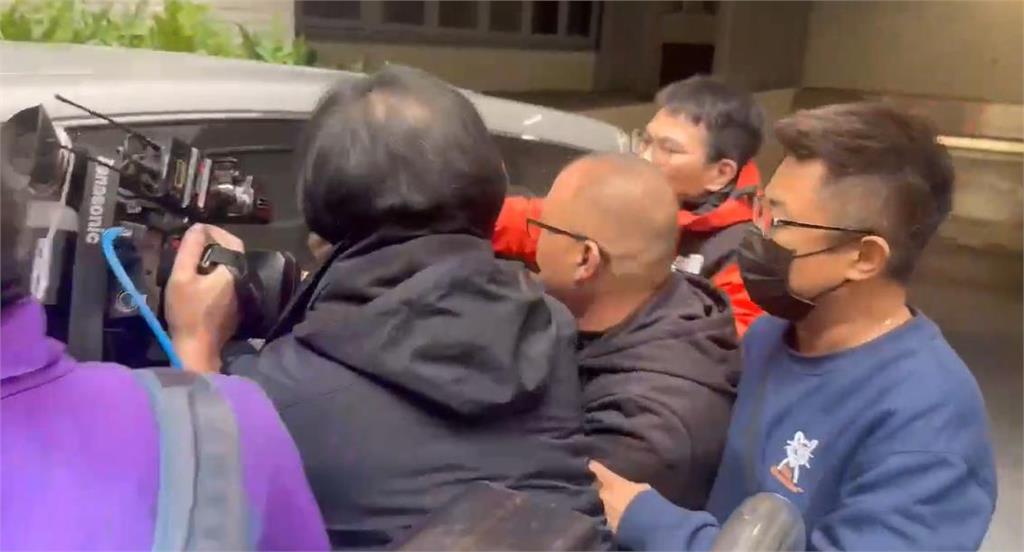 蘆洲蔥油餅夫婦「被砍37刀」慘死　逆子移送親友捶車怒吼「他全程摀臉」