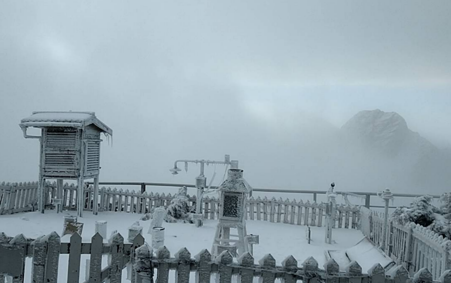 快新聞／玉山群峰迎來降雪「積雪達5公分」　絕美雪景曝光！　