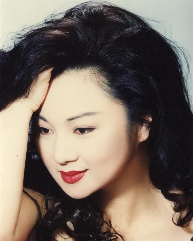 白冰冰睽違21年重回民視!年輕美照逼出「天鵝頸」…網震撼:寶藏美人