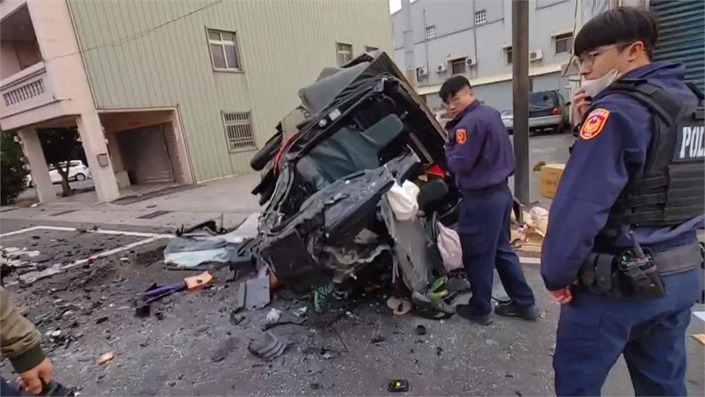 雲林斗南3車相撞！ 小貨車＂車頭解體＂2死2傷