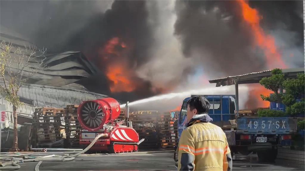 台南農藥工廠驚傳火警 爆炸聲頻傳大火吞噬廠房