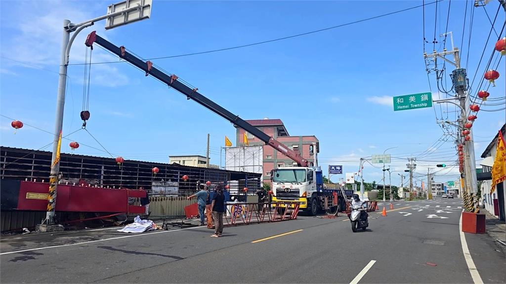 鹿港埤頭庄18年1次大普渡落幕　牌樓遭越籍移工開車撞倒