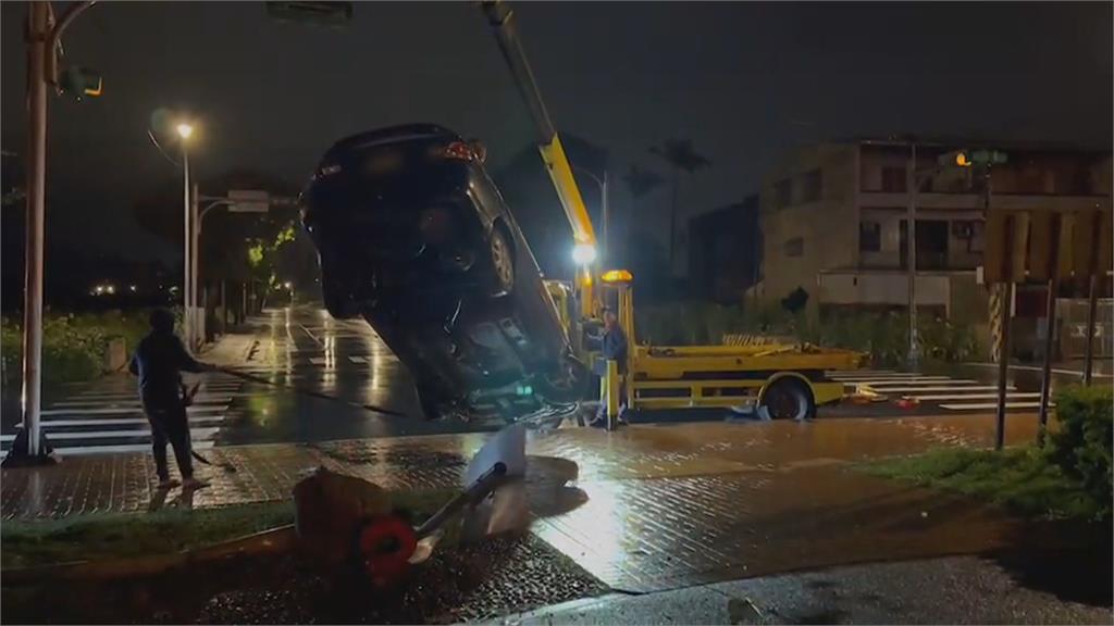 疑不熟路況　車速過快　酒駕過彎衝進公園翻車