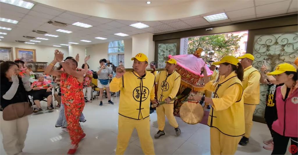 白沙屯媽祖「粉紅超跑」直衝吊車大王豪宅賜福！震撼畫面曝光…胡董高喊：我愛您