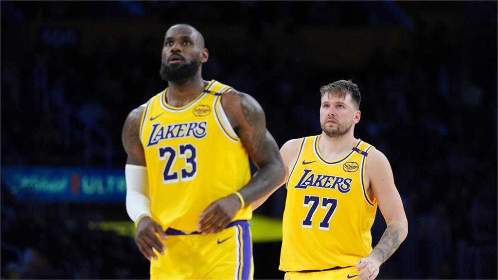 NBA(影)/湖人東契奇開幕戰爆砍43分驚傳受傷! 賽後治療1小時總教練透露傷勢