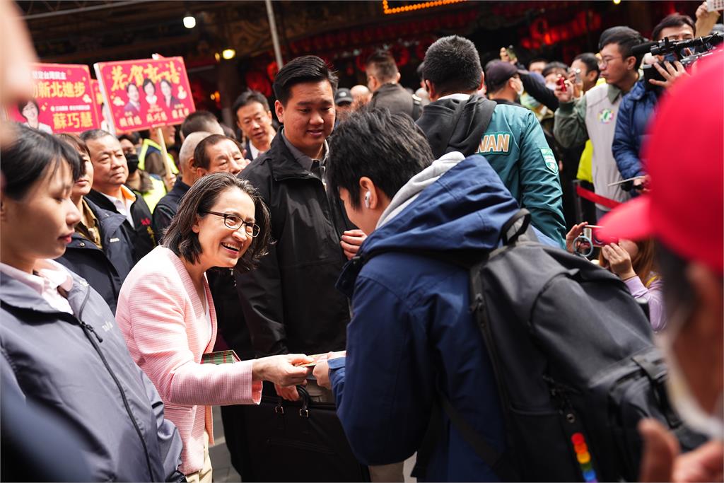 快新聞／被喊選市長一定挺！合體蕭美琴發福袋人氣旺　蘇巧慧：開議後繼續拚