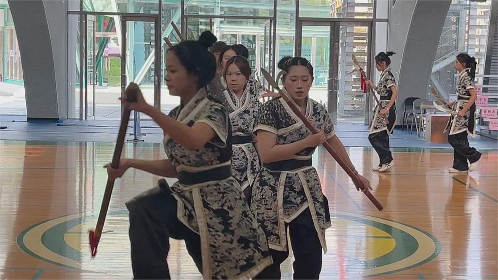 獨／從零學習！越南學生挑戰宋江陣　拿武器訓練、克服語言困難