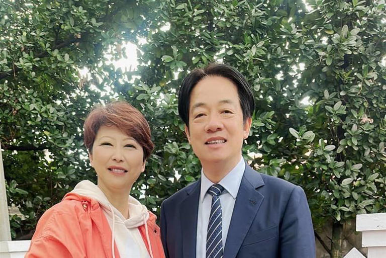 和賴清德合照被做文章 陳亭妃加碼PO出「燦笑版」