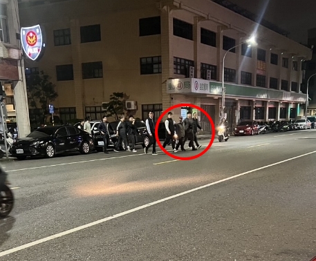 　連環分屍犯押回住家蒐證　　直瞪店家不寒而慄