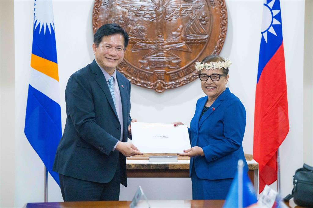 快新聞／代表賴清德訪馬紹爾！林佳龍遞交國書　晚宴與海妮總統切蛋糕超吸睛