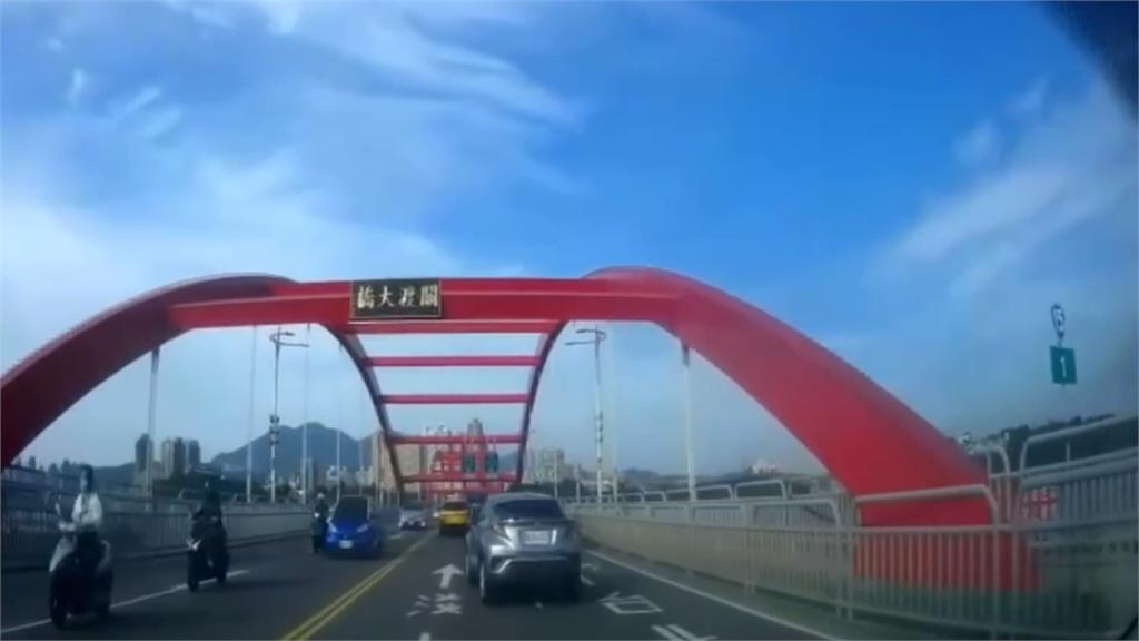 男子騎電動輪椅上關渡橋 警車護送到捷運站