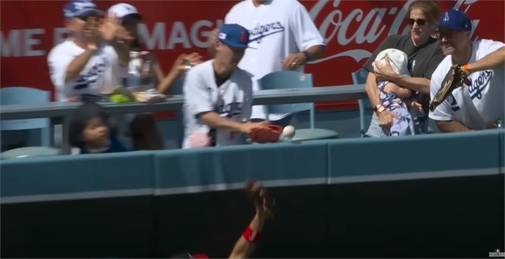 MLB(影)/大谷的全壘打球讓小球迷哭了!網友:接不到球小朋友眼神超心碎!