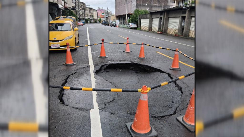 台２６線石牛溪路段塌陷長達３０米　馬路斷成好幾節！地下自來水管被扯斷