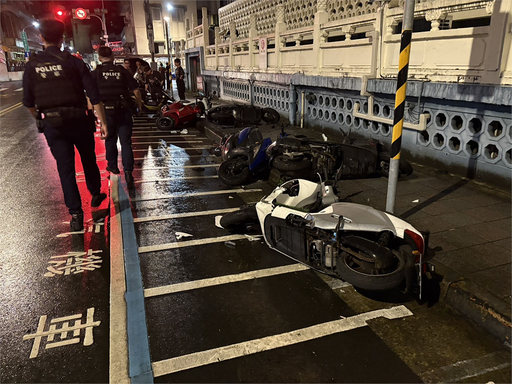 快新聞/北市多元計程車司機疑疲勞駕駛!衝撞路邊13輛汽機車 釀1人骨折