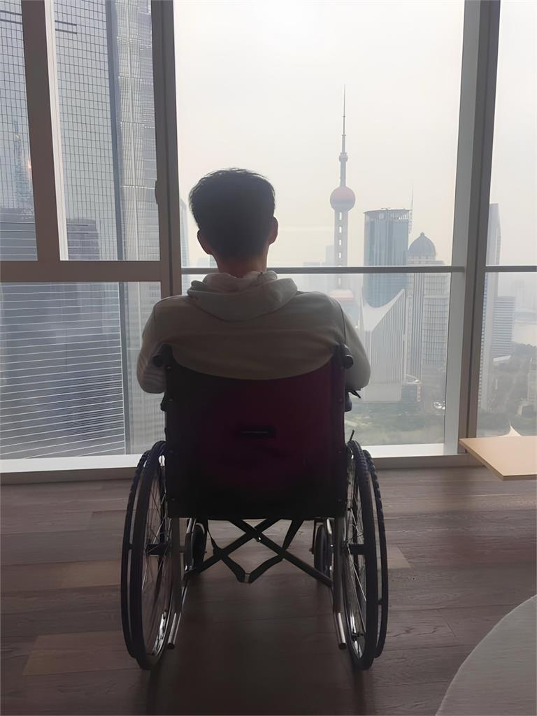 李程彬拍戲出意外!「神經受損」靠輪椅代步畫面曝光 喊:失去雙腳不容易