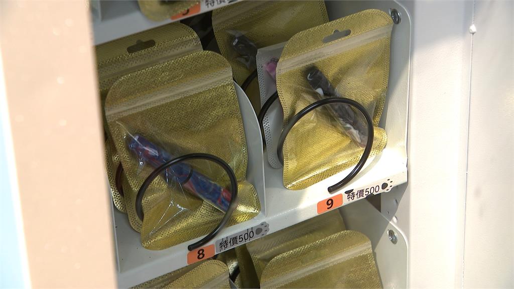 國小附近販賣機賣"抽菸濾嘴"惹議 警:占用道路限期改善
