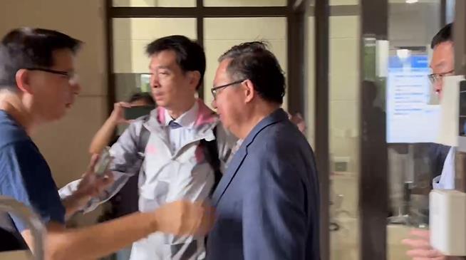 快新聞/500萬元交保! 鄭文燦不發一語、面露微笑上車離去