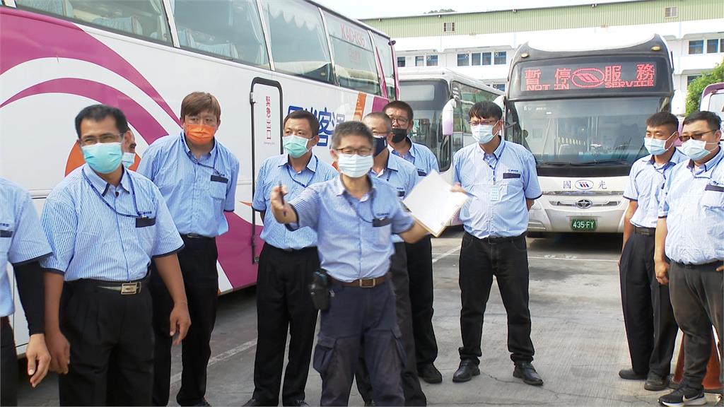 車內下雨? 客運漏水民眾自嘲:懷疑買到水上樂園的票