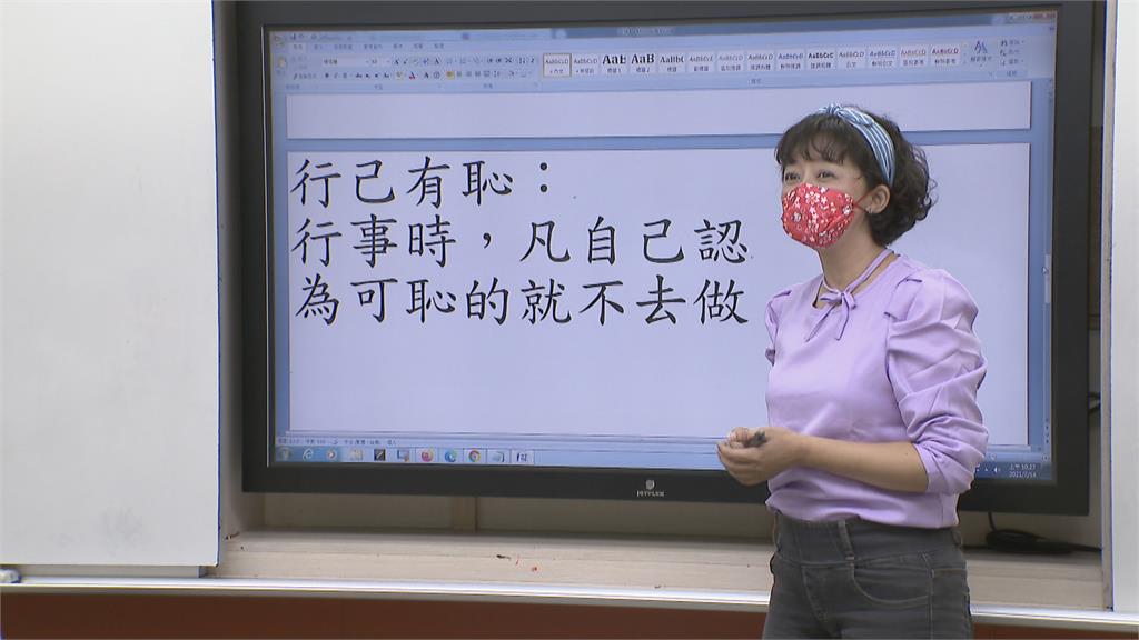 學網紅送花嘲諷...國文沒學好?! 江啟臣玩「藏頭詩」反被酸爆