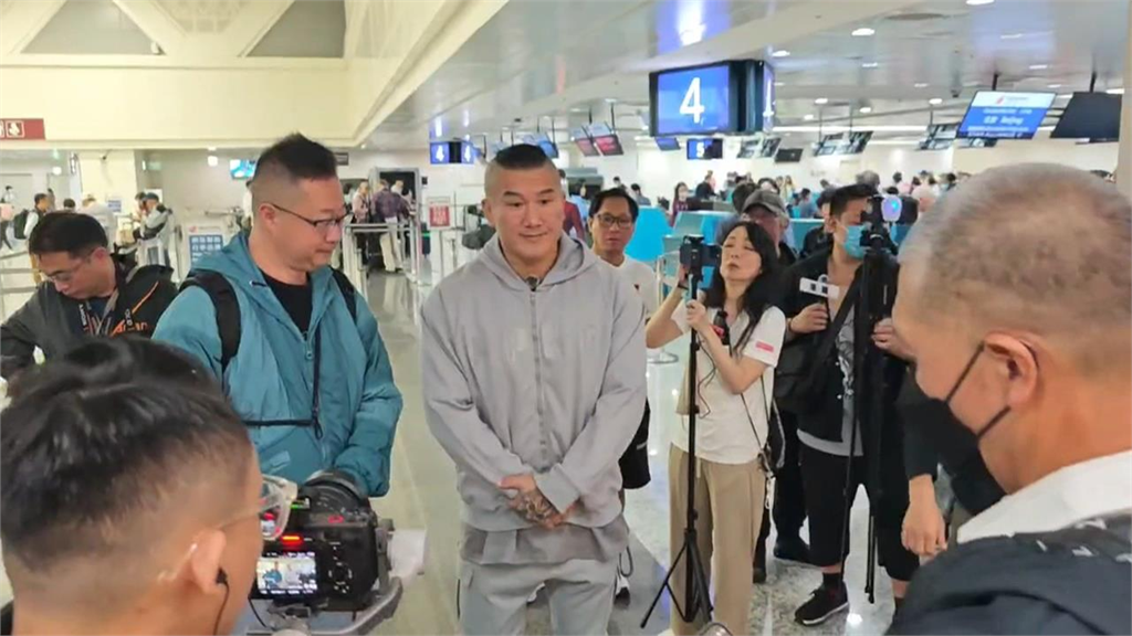 館長逛長城再吹捧中國人!曬合照比「1手勢」遭小粉紅看破手腳:醜態百出