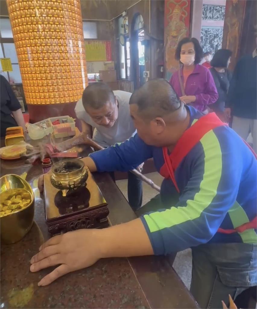 女信眾大年初九「擲立筊」　廟方解讀：神明將大發神威補財庫