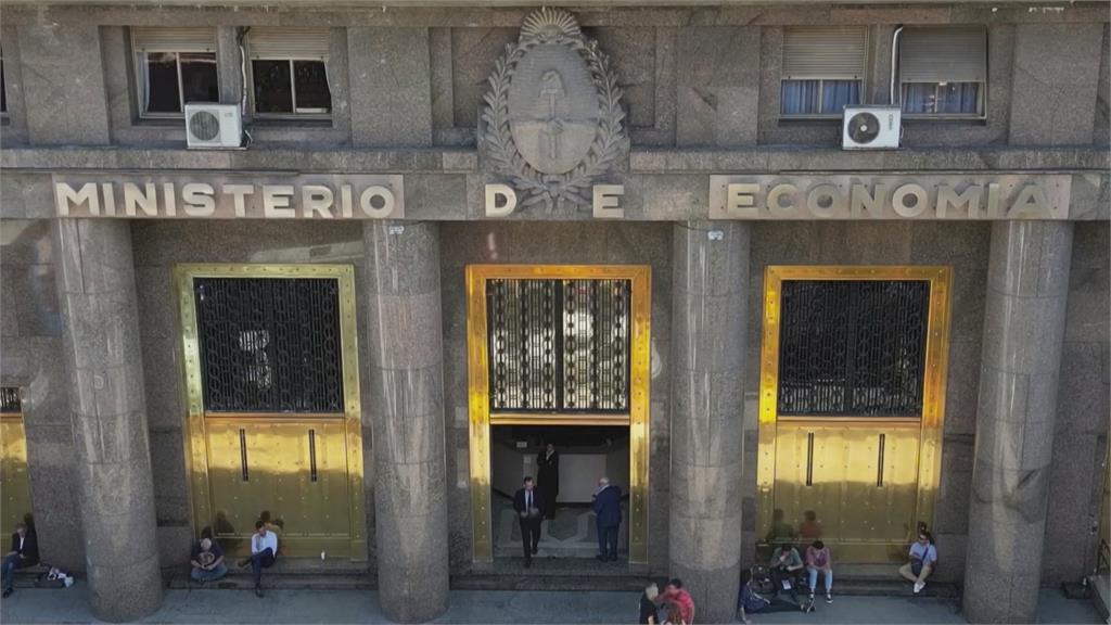 阿根廷經濟展開「休克療法」　披索一口氣貶值逾50%