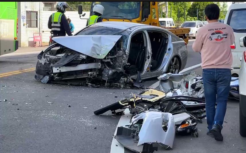 台中轎車疑跨雙黃線撞上公車 無辜騎士遭波及