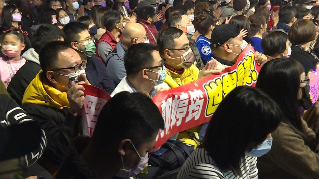 郭婷筠首場個唱登場!老公彭正到場支持放閃