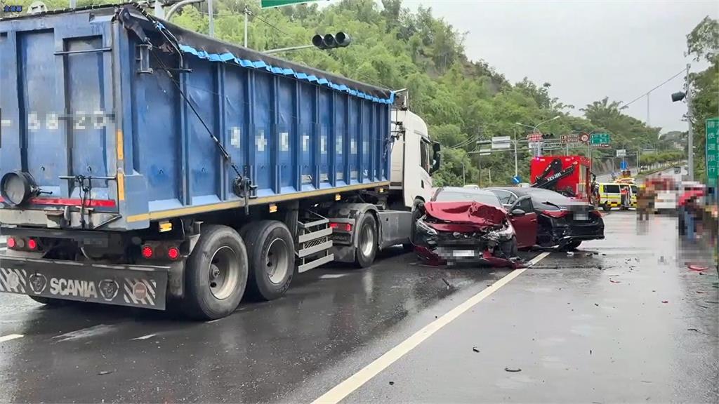 快新聞／路面濕滑！台84大貨車雨中「煞不住」撞4車　等紅燈慘成夾心餅「車頭全爛」