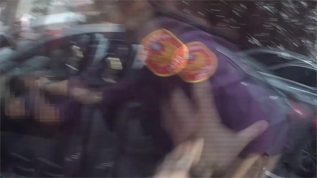 毒品通緝犯拒檢開車逃逸 中壢警出動兩車包夾破窗逮人