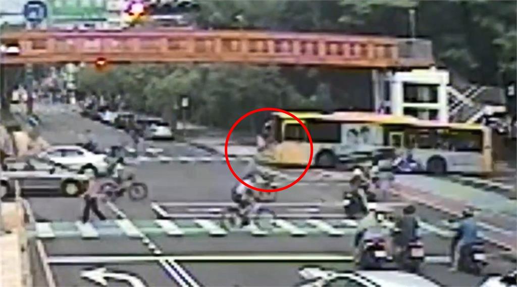 快新聞／台中斑馬線驚魂！公車右轉「未禮讓」撞倒7旬婦　乘客嚇喊：第一次遇到
