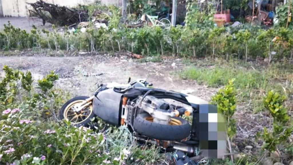 轎車「鬼切」違規跨越慢車道 後方機車剎不住摔倒、滑行撞上