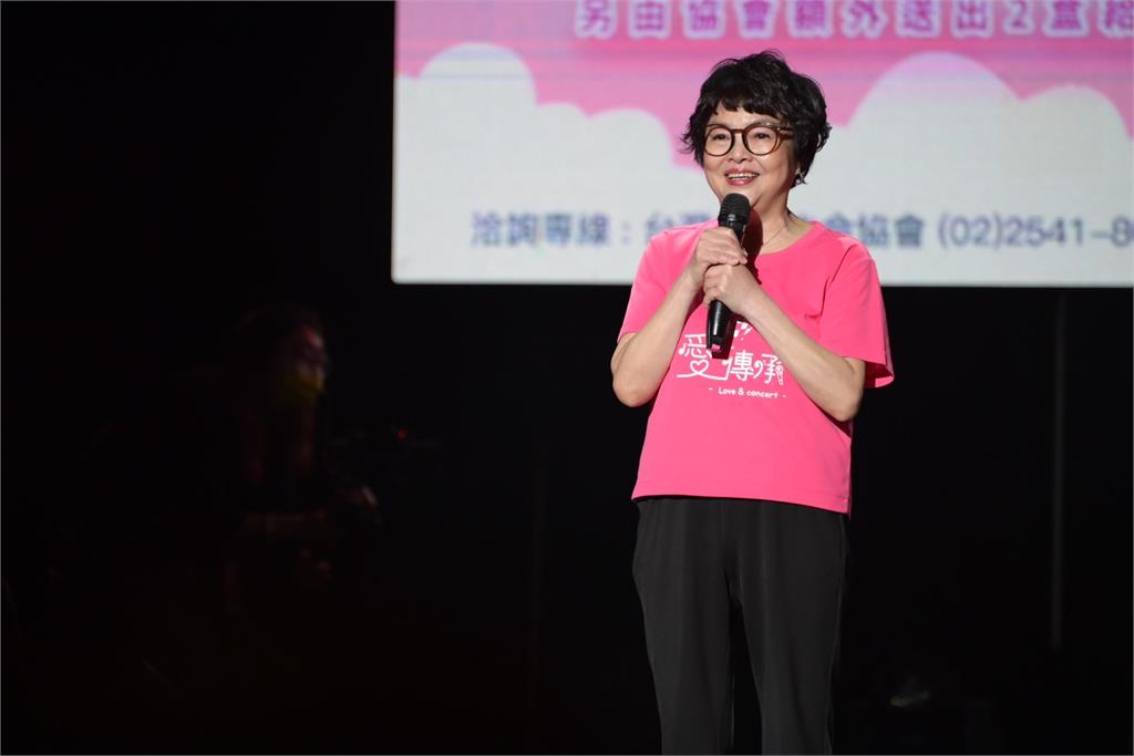 陳美鳳帶傷領軍公益演出!看到長輩和孩子的笑容忘了痛
