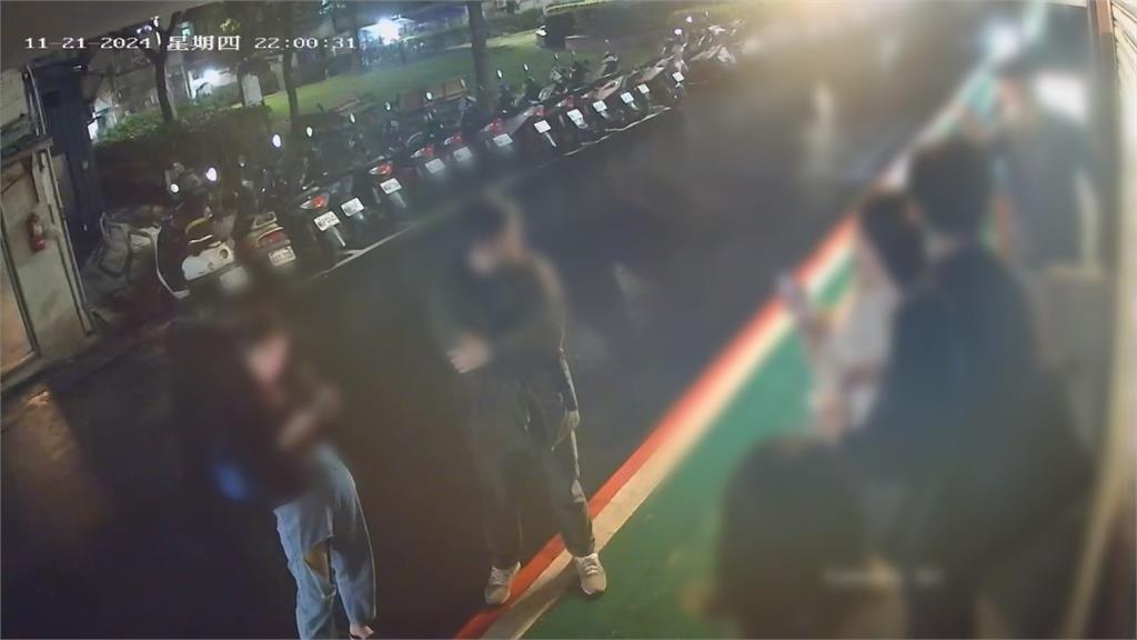 控燒烤店縱容酒醉客喧嘩 社區「掛白布條」抗議