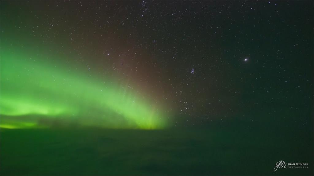 敏熙報氣象／繁星極光交織美景 飛行員夜拍「綠色星河」玻利維亞北部森林野火