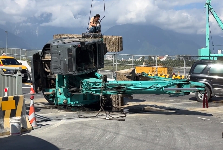 花蓮大橋怪手翻覆！　13噸怪手翻覆車道　對向小客車急煞