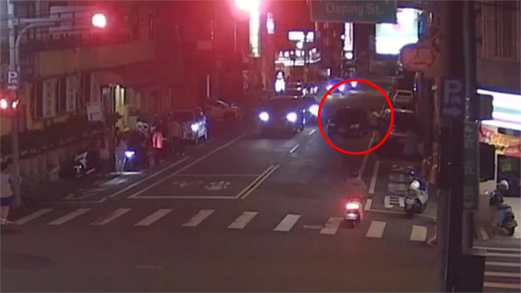 忘拉手煞車！轎車倒退嚕滑到退向車道　駕駛一路狂追