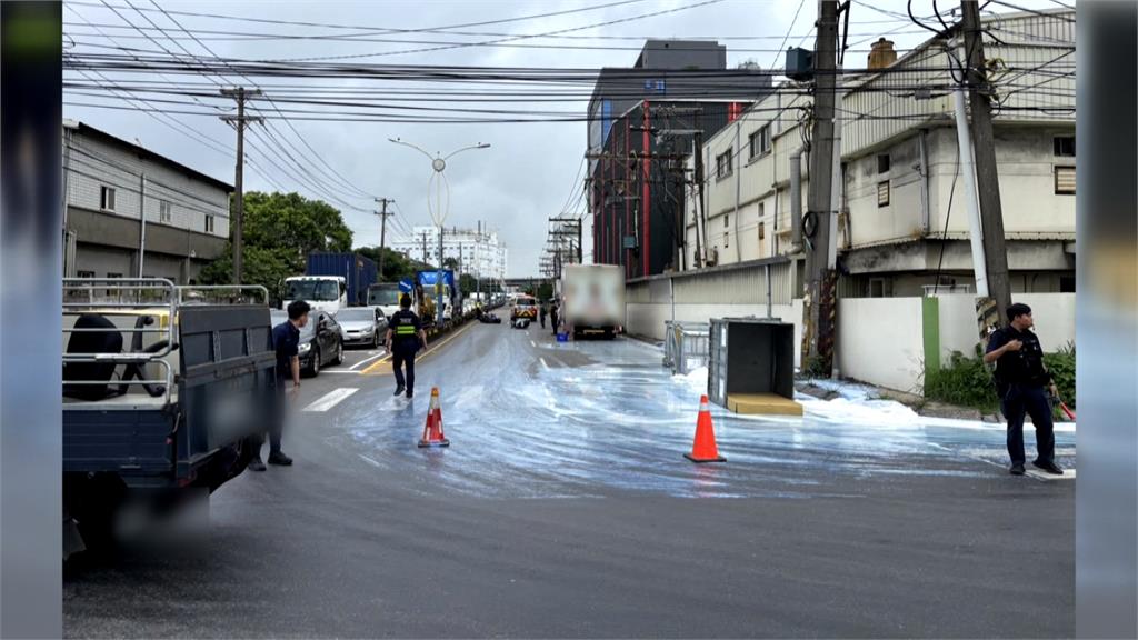 貨車載水性塗料翻倒灑車道 5名騎士摔車擦挫傷