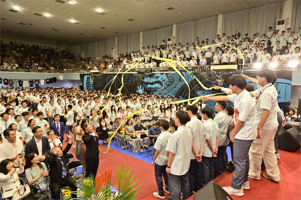 臺中一中畢典驚見「最混獎」　校長發文談缺曠紀錄：要對自己負責
