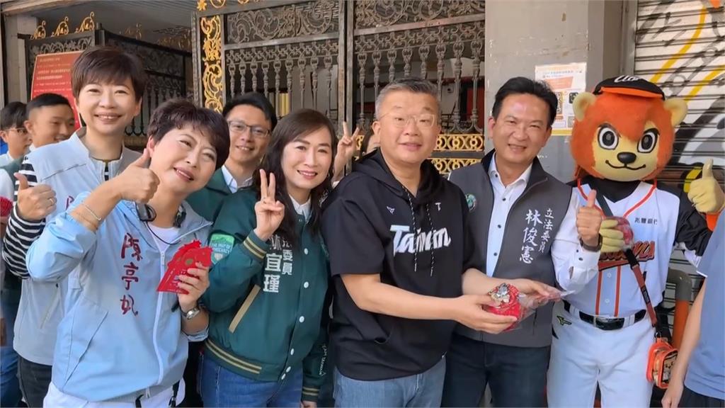 蔡其昌赴台南球場發紅包 林俊憲.陳亭妃"初選後首同框"