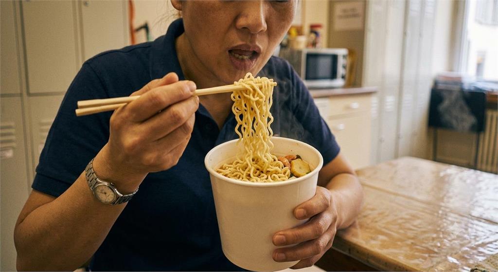 瑞士五星飯店驚見「台灣外交」場面！台房務見同事狂嗑「這一碗」直呼羨慕