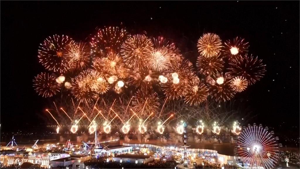 迎接2026！　巴黎凱旋門璀璨煙花　倫敦眼化身七彩火環