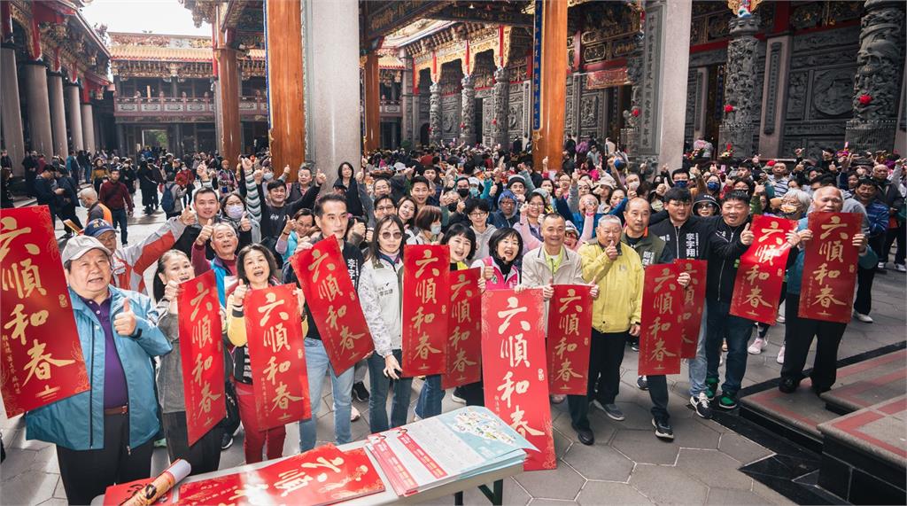快新聞/總統聯名春聯夯!蘇巧慧竹林山觀音寺發放 半小時內千份被搶光