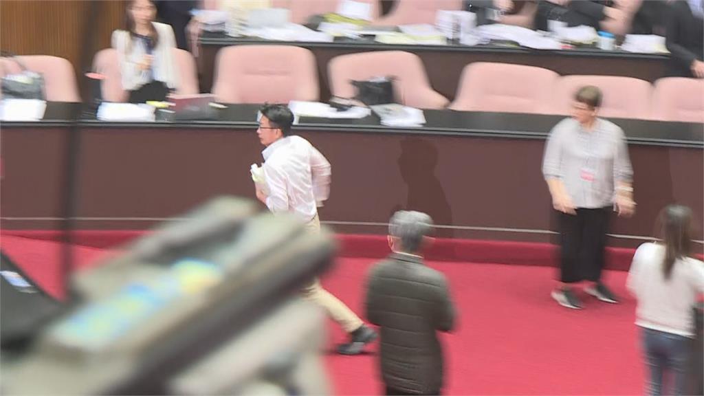 快新聞/一把從周萬來手中搶走議事資料 郭國文拔腿狂奔畫面曝