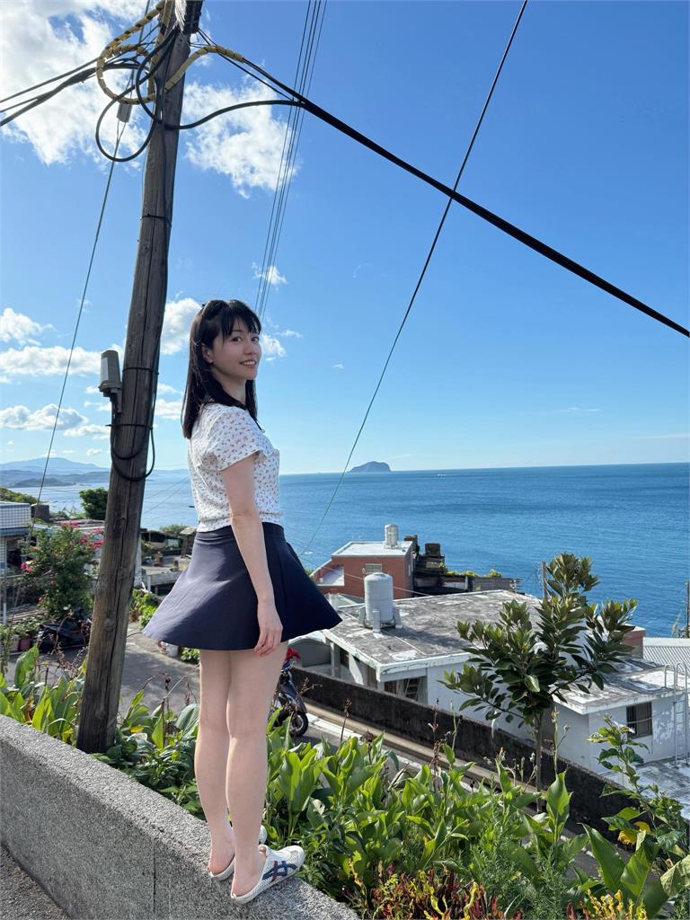 海邊「透明感日系正妹」短裙遭強風吹起!一轉頭「竟是高嘉瑜」網急提醒了